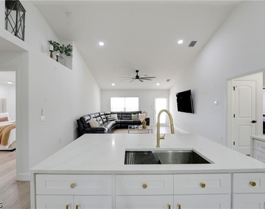 2822 Nw 7th Terrace - Photo Thumbnail 8