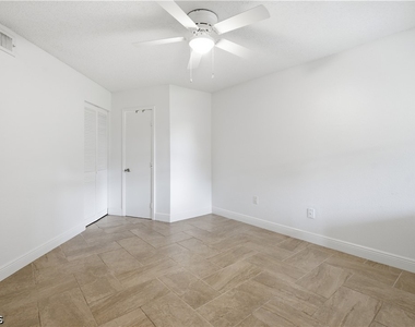 12730 Equestrian Circle - Photo Thumbnail 5