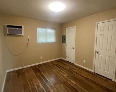 704 Ave B - Photo Thumbnail 7