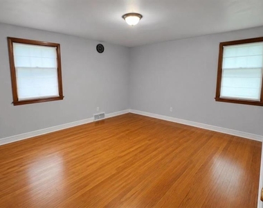 212 E Clinton - Photo Thumbnail 3