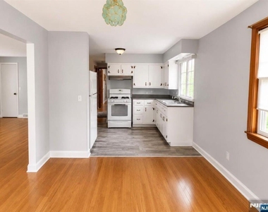 212 E Clinton - Photo Thumbnail 7