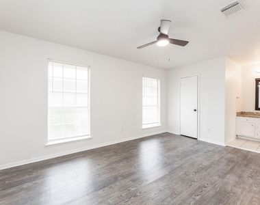 1902 Avenue B - Photo Thumbnail 15
