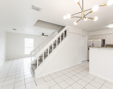 1902 Avenue B - Photo Thumbnail 2