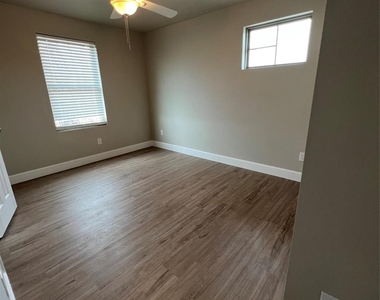9720 Pelsey Street - Photo Thumbnail 6