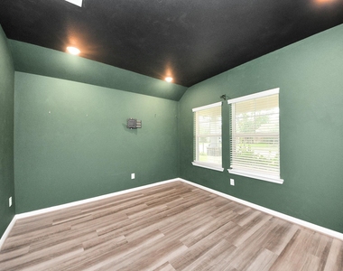 518 Ellwood Terrace Lane - Photo Thumbnail 3