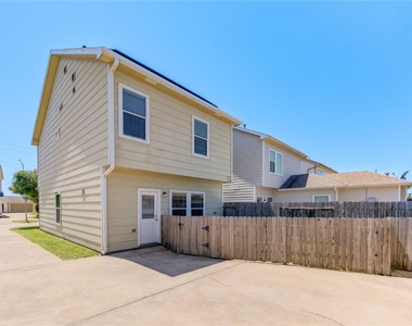16726 Mammoth Springs Drive - Photo Thumbnail 7