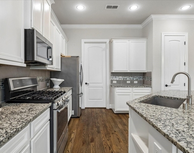 1704 Oak Leaf Pass Drive - Photo Thumbnail 16