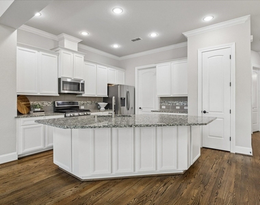 1704 Oak Leaf Pass Drive - Photo Thumbnail 14