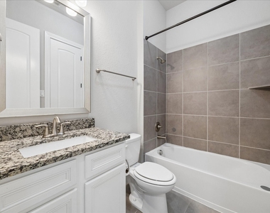 1704 Oak Leaf Pass Drive - Photo Thumbnail 6