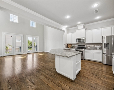 1704 Oak Leaf Pass Drive - Photo Thumbnail 13