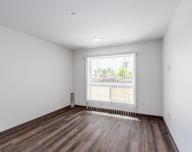 3501 N Vista Lane - Photo Thumbnail 13