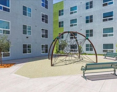 3501 N Vista Lane - Photo Thumbnail 4