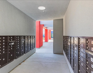 3501 N Vista Lane - Photo Thumbnail 5