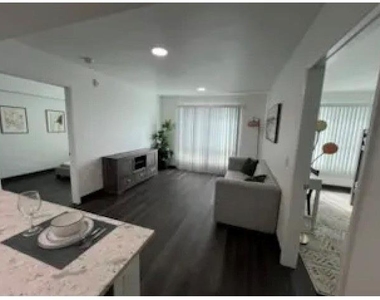 3501 N Vista Lane - Photo Thumbnail 6