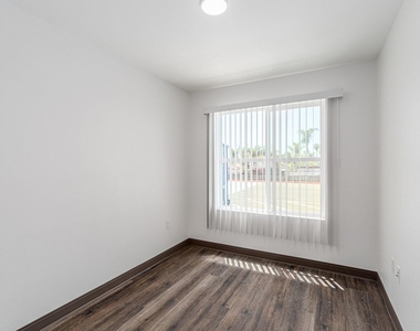 3501 N Vista Lane - Photo Thumbnail 12
