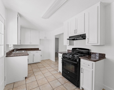 5326 Newkirk Lane - Photo Thumbnail 7