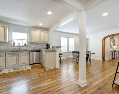 1811 Marshall Street - Photo Thumbnail 3