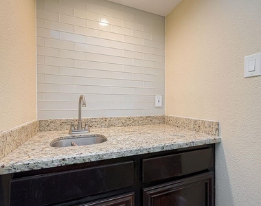 2039 Shorewood Lane - Photo Thumbnail 11