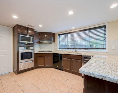 2039 Shorewood Lane - Photo Thumbnail 18