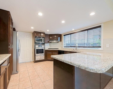2039 Shorewood Lane - Photo Thumbnail 16