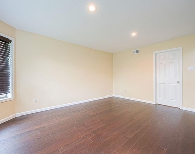 2039 Shorewood Lane - Photo Thumbnail 6