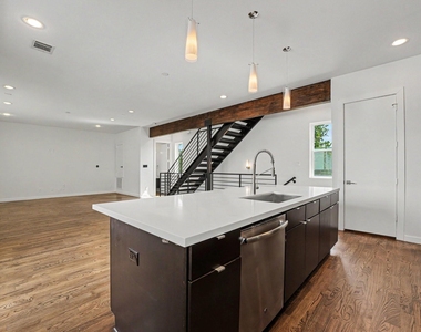 910 W 19th Street - Photo Thumbnail 11
