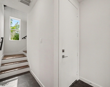 910 W 19th Street - Photo Thumbnail 2