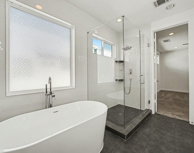 910 W 19th Street - Photo Thumbnail 17