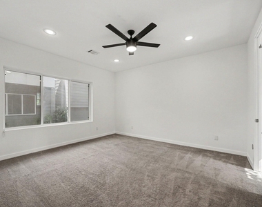 910 W 19th Street - Photo Thumbnail 20