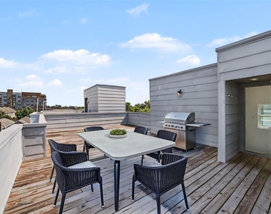 910 W 19th Street - Photo Thumbnail 25