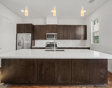 910 W 19th Street - Photo Thumbnail 9