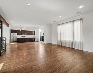 910 W 19th Street - Photo Thumbnail 8