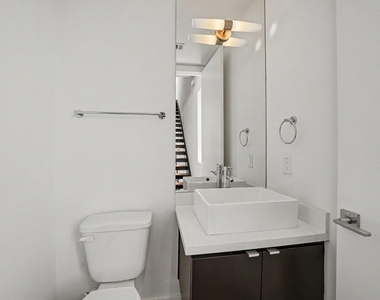 910 W 19th Street - Photo Thumbnail 12