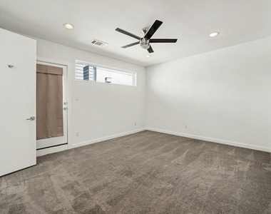910 W 19th Street - Photo Thumbnail 15