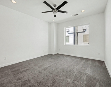 910 W 19th Street - Photo Thumbnail 4