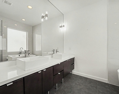 910 W 19th Street - Photo Thumbnail 16