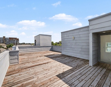 910 W 19th Street - Photo Thumbnail 24