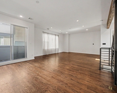 910 W 19th Street - Photo Thumbnail 6