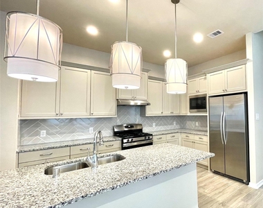 4203 Maple Glen Drive - Photo Thumbnail 3
