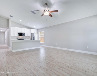 857 Dunbar Street N - Photo Thumbnail 2