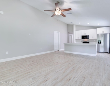 857 Dunbar Street N - Photo Thumbnail 3
