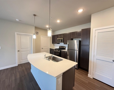 2102 Antoine Drive - Photo Thumbnail 2