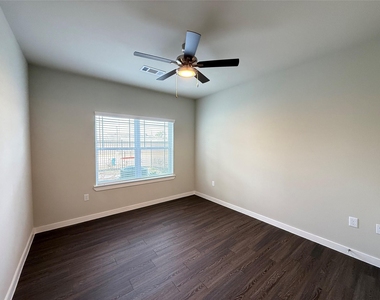 2102 Antoine Drive - Photo Thumbnail 6