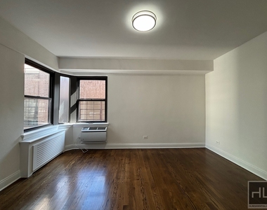 East 57 Street - Photo Thumbnail 10