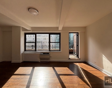 East 57 Street - Photo Thumbnail 3