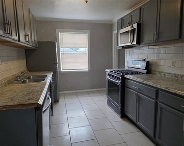 4918 Airport Boulevard - Photo Thumbnail 1
