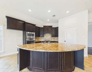 2807 Naples Park Lane - Photo Thumbnail 13