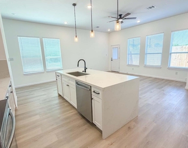 866 Rachel Street - Photo Thumbnail 1