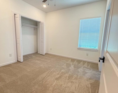 866 Rachel Street - Photo Thumbnail 4