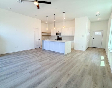 866 Rachel Street - Photo Thumbnail 2